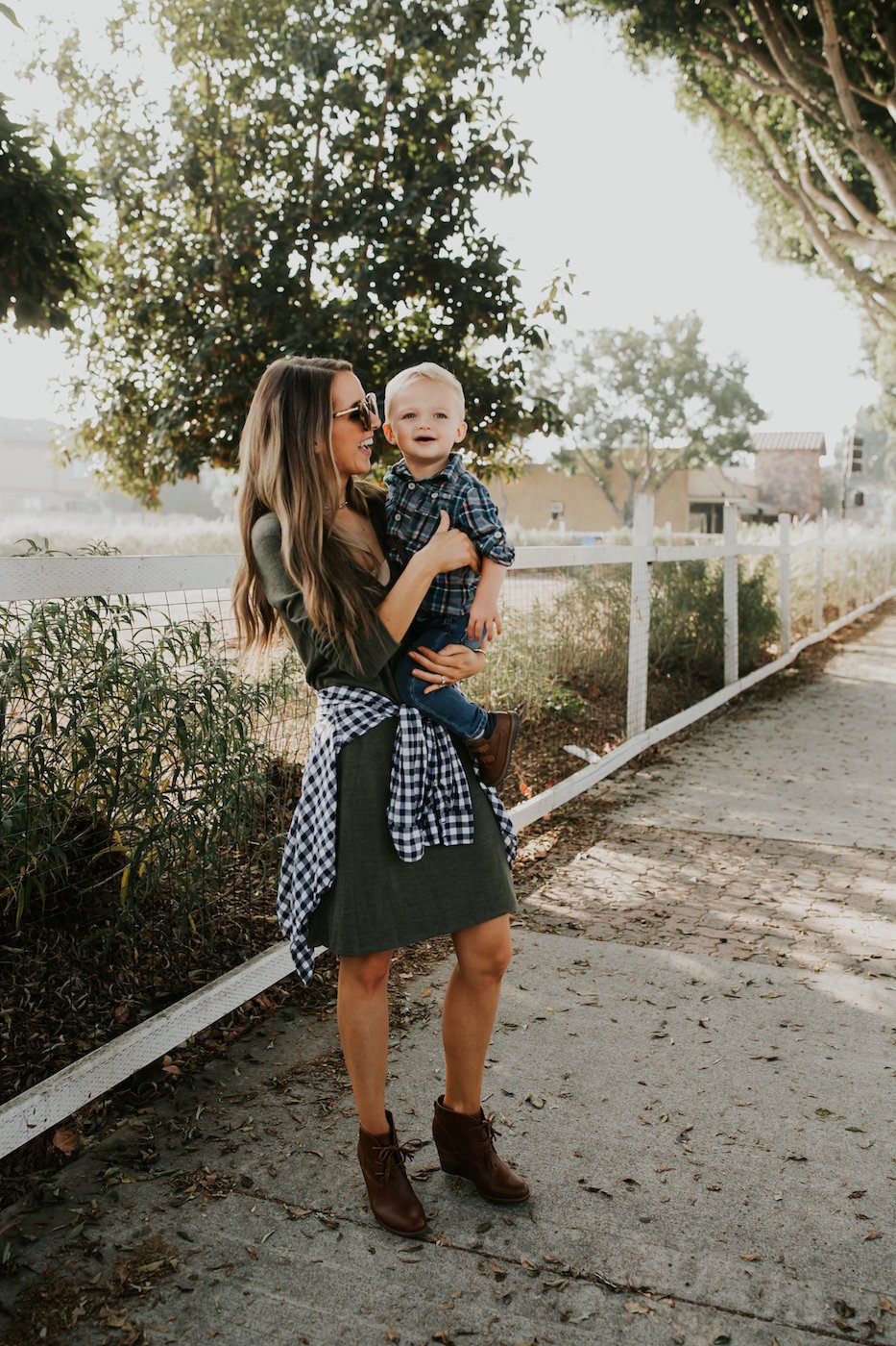 How to Wear A Flannel Tied Around Your Waist - Merrick's Art